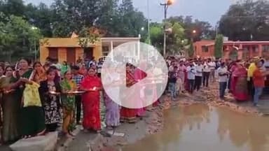 सुल्तानपुर: गोमती नदी स्थित सीताकुंड धाम पर आयोजित सायंकालीन महाआरती में बड़ी संख्या में श्रद्धालुओं ने लिया हिस्सा
