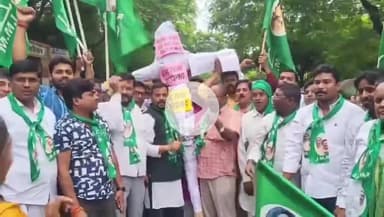 हज़ारीबाग: हजारीबाग में झामुमो का प्रदर्शन, केंद्र सरकार पर लोकतंत्र कमजोर करने का आरोप