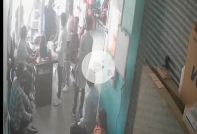 छिबरामऊ: अस्पताल रोड स्थित एक अल्ट्रासाउंड पर कुछ दबंगों ने की मारपीट, सीसीटीवी वीडियो सोशल मीडिया पर हुआ वायरल