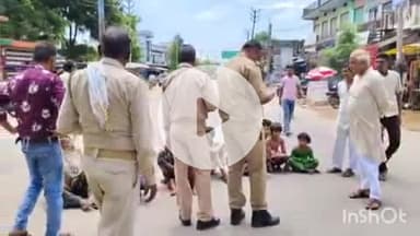 जानसठ: ककरौली के बेहड़ा सादात चौराहे पर इंसाफ के लिए एक परिवार बच्चों के साथ धरने पर बैठा, जांच में जुटी पुलिस