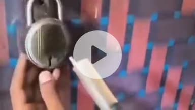 गुमला: चोर ने ताले में पेट्रोल डालकर आग लगाई और ताला खोला, वीडियो वायरल