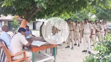 बरौली: बरौली थाना परिसर में पुलिस पदाधिकारी ने चौकीदारों के साथ की बैठक, शराब तस्करों की सूची बनाने का दिया निर्देश