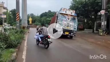 तानसेन: ग्वालियर के विवेकानंद चौराहे पर धँसी सड़क, ट्रक फंसा