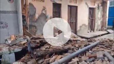 लाडपुरा: उद्योग नगर इलाके के सूरसागर कॉलोनी में भारी बारिश से मकान जर्जर, एक हिस्सा गिरा, पुलिस ने रोका रास्ता