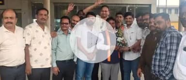 दंतेवाड़ा: दिल्ली में लंबित वेतन समझौते के लिए आवाज बुलंद कर बस्तर आगमन पर सांसद महेश कश्यप का बीएमएस ने किया आत्मीय स्वागत