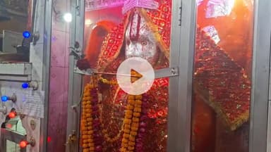 कन्नौज: कन्नौज में शनि अमावस्या पर देर रात मंदिरों में भक्तों की भीड़, भक्त मंदिरों के बाहर सड़क तक खड़े देखे गए