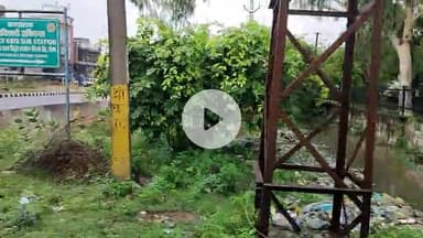 दौसा: #दौसा 220 kv Gss में भारी बारिश के कारण पानी भर गया Gss का स्टाप और अधिकारी पानी निकालने की व्यवस्था में जुटे हुए हैं