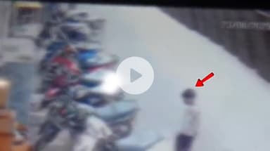 झांसी: जिला पंचायत कार्यालय के सामने एक्टिवा पर रखे बैग को किशोर ने चुराकर भागा, घटना का सीसीटीवी फुटेज आया सामने