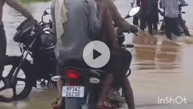 बटियागढ़: रजपुरा मार्ग पर नाला पुलिया उफान पर, मार्ग अवरुद्ध होने पर भी वाहन चालक गुजरते दिखे