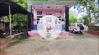 श्रीमहावीरजी पुलिस ने नाबालिक छात्रा से छेड़छाड़ और धमकी के मामले में फरार आरोपी को बनवारीपुर मोड़ से गिरफ्तार किया