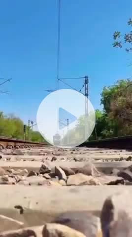 कर्वी: चित्रकूट भरतकूप में रेलवे ट्रैक पर लेटकर रील बनाकर युवक ने अपनी जान को जोखिम में डाला, वीडियो हुआ वायरल