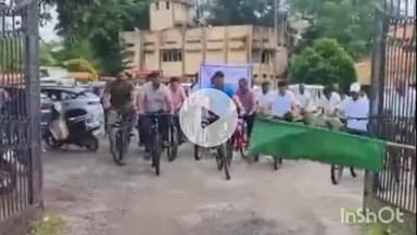 जगदलपुर: कोतवाली थाने से 'Sunday on Cycle – आधा घंटा रोज़, फिटनेस का डोज़' कार्यक्रम के तहत निकाली गई साइकिल रैली
