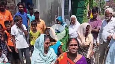 करनाल: गंदे पानी की जन समस्या को लेकर गुरु नानकपुरा में नागरिकों ने गंदे पानी में खड़े होकर किया  प्रदर्शन#janasamsaya