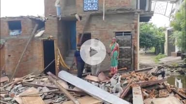 मथुरा: वृंदावन के श्याम कुटी मोहिनी नगर में खादर में बना मकान यमुना के जलस्तर से गिरा, स्वामी हुआ बेघर