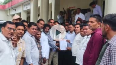 झांसी: ग्राम रोजगार सेवक वेलफेयर एसोसिएशन ने झांसी में कई मांगों को लेकर जिलाधिकारी को दिया ज्ञापन