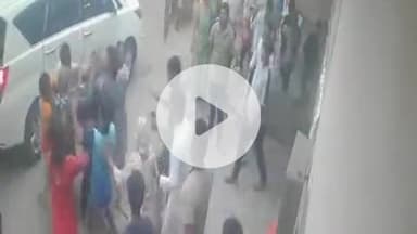 झांसी: भट्टा गांव में बीच सड़क पर दबंगों ने एक व्यक्ति को पीटा, घटना CCTV में कैद, वीडियो हुआ वायरल