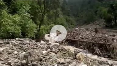 जोशियाड़ा: मांडों गदेरे में आया सड़क का मलबा गांव के लिए खतरा, एडीएम मुक्ता मिश्र को सौंपा ज्ञापन