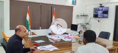 कर्वी: चित्रकूट के डीएम ने कलेक्ट्रेट स्थित अपने चैंबर में जनता की समस्याएं सुनीं