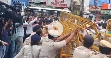 पटना ग्रामीण: CM आवास का घेराव करने जा रहे 2000 किसानों को पुलिस ने डाक बंगला चौराहे पर रोका