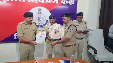खंडवा नगर: उत्कृष्ट कार्य करने पर पुलिस अधीक्षक ने अधिकारी-कर्मचारी को सम्मानित किया, प्रमाण पत्र दिए