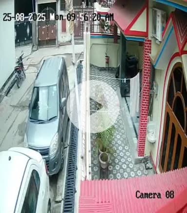 CCTV फुटेज वायरल: शाहपुर में जेसीबी से गिरे बिजली के पोल, गाड़ियां क्षतिग्रस्त, लोगों में दहशत