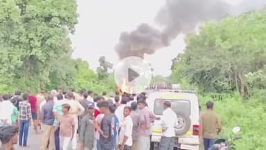 कर्वी: चित्रकूट बरगढ़ एनएच 35 पर सुचेता कॉलोनी के पास चलती हुई कार में अचानक लगी आग