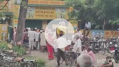 बलरामपुर: किसानों के लिए यूरिया लेना जंग जीतने जैसा, सुबह से शाम तक लाइन में लगे रहते हैं