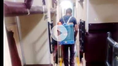 बरेली: इज्जत नगर और सिटी स्टेशन पर आजादी के जश्न के साथ बरेली रेलवे में स्वच्छता अभियान, स्टेशनों व ट्रेनों की हुई गहन सफाई