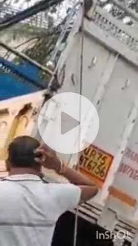 बिधूना: किशनी बिधूना मार्ग पर तेज रफ्तार पिकअप ने पोल से टकराई, बड़ा हादसा होने से टला