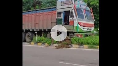 झांसी: 33 PAC के सामने डिवाइडर पर चढ़ा ट्रक, बिजली का खंबा टूटा, चालक और क्लीनर फरार