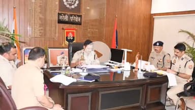 बरेली: बरेली के डीआईजी अजय साहनी ने अपने कार्यालय पर मंडलीय समीक्षा बैठक की