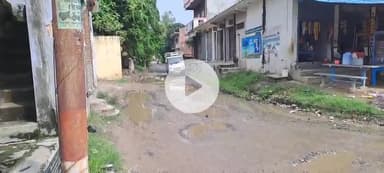 गोरखपुर।राष्ट्रीय राजमार्ग को जोड़ने वाली सड़क हुई क्षतिग्रस्त, सड़क के गड्ढों में भरा बारिश का पानी