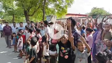 कंजा हरैया में गांधीनगर स्कूल बंद होने पर ग्रामीणों ने किया विरोध प्रदर्शन रखी दुबारा खुलवाने की मांग।