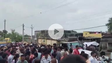 मुंगेर: बाढ़ राहत कोष की मांग को लेकर ग्रामीणों ने मुंगेर-बरियारपुर मार्ग किया जाम