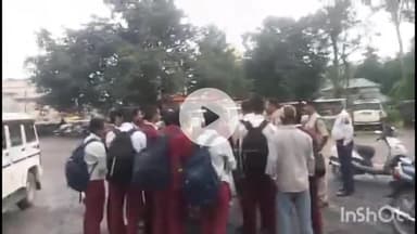 जगदलपुर: जगदलपुर के स्कूलों में मोटर साइकिल लेकर आने-जाने वाले छात्रों पर पुलिस की कार्रवाई, पालकों को दी गई समझाइश