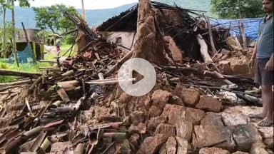 किस्को: लगातार बारिश से घर गिरने पर पीड़ित परिवारों ने मुआवज़े की मांग की, अंचल कार्यालय में दिए आवेदन