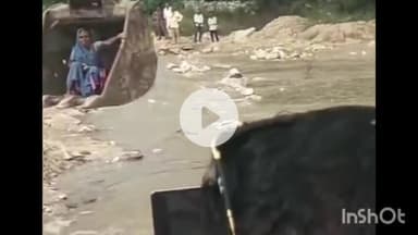राजसमंद: राजसमंद में अचानक गोमती नदी का वेग बढ़ने पर महिलाओं को जेसीबी की मदद से पार कराया गया