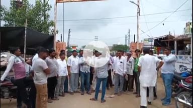 सरदारशहर: ट्रक यूनियन ने वाहनों की सस्पेंड आरसी बहाल करने की मांग को लेकर एसडीएम कार्यालय पर प्रदर्शन कर ज्ञापन सौंपा