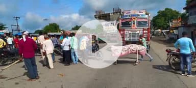 चौपारण: सड़क हादसे में दो की मौत, परिजनों ने शव रखकर जीटी रोड किया जाम
