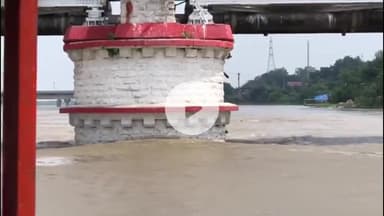 मथुरा: यमुना में तेज बहाव के साथ बच्चे के बह जाने से हड़कंप