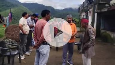 डुंडा: विधायक गंगोत्री ने ग्राम सभा कुमारकोट पहुंचकर बीते दिन दीवार गिरने से घायल हुए लोगों का जाना हालचाल