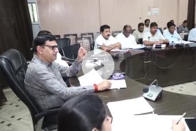 टीकमगढ़: कलेक्ट्रेट कार्यालय में टीएल की बैठक आयोजित, कलेक्टर ने अधिकारियों को दिए निर्देश