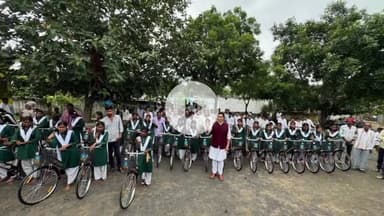 जैसीनगर: मंत्री प्रतिनिधि आकाश सिंह राजपूत ने घूघर, सेमरागोपालमन और बरौदा सागर के स्कूली बच्चों को साइकिलें वितरित कीं