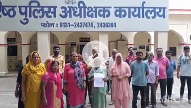 मुज़फ्फरनगर: लापता लड़के की तलाश में पीड़ित मां ने SSP ऑफिस पर लगाई गुहार, कहा- प्रेम प्रसंग के चलते युवती ने घर से फोन कर बुलाया था