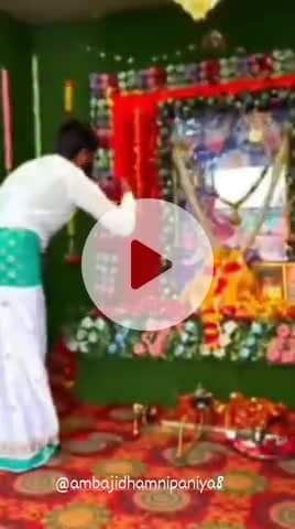 माँ अम्बे की आरती जो कोई नर नावे वो निपानिया धाम वाले गुरु जी ने कर दिखाया बोल मारी अम्बे जय जय अम्बे बोलो माता रानी की