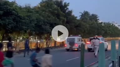 पटना में दो बच्चों की मौत के मामले में कार्रवाई न होने से भड़के लोग, अटल पथ पर जाम, पथराव-आगजनी, पुलिसकर्मी घायल, स्वास्थ्य मंत्री के काफिले पर भी हमला

#PatnaNews #BiharNews #BreakingNews #IndiaNews #Protest #Violence #PublicAnger