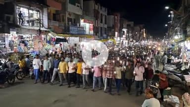 खंडवा नगर: बुरहानपुर में मूर्ति लाते वक्त दुर्घटना में मृत युवक के लिए युवाओं ने निकाली मौन रैली