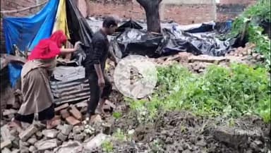 छिबरामऊ: विशुनगढ़ में भारी बारिश के बाद कच्चा मकान भर-भराकर गिरा, बाल-बाल बचे परिवार के लोग