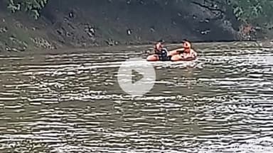 मिर्ज़ापुर: फतह गंगा घाट से युवक ने गंगा में लगाई छलांग, हुआ लापता, एसडीआरएफ के साथ पुलिस कर रही युवक की तलाश