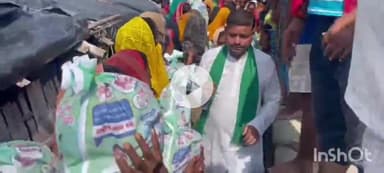 आलमनगर: आलमनगर व चौसा प्रखंड में घट रहा बाढ़ का पानी, लोगों की परेशानी नहीं हो रही कम; नाव ही सहारा